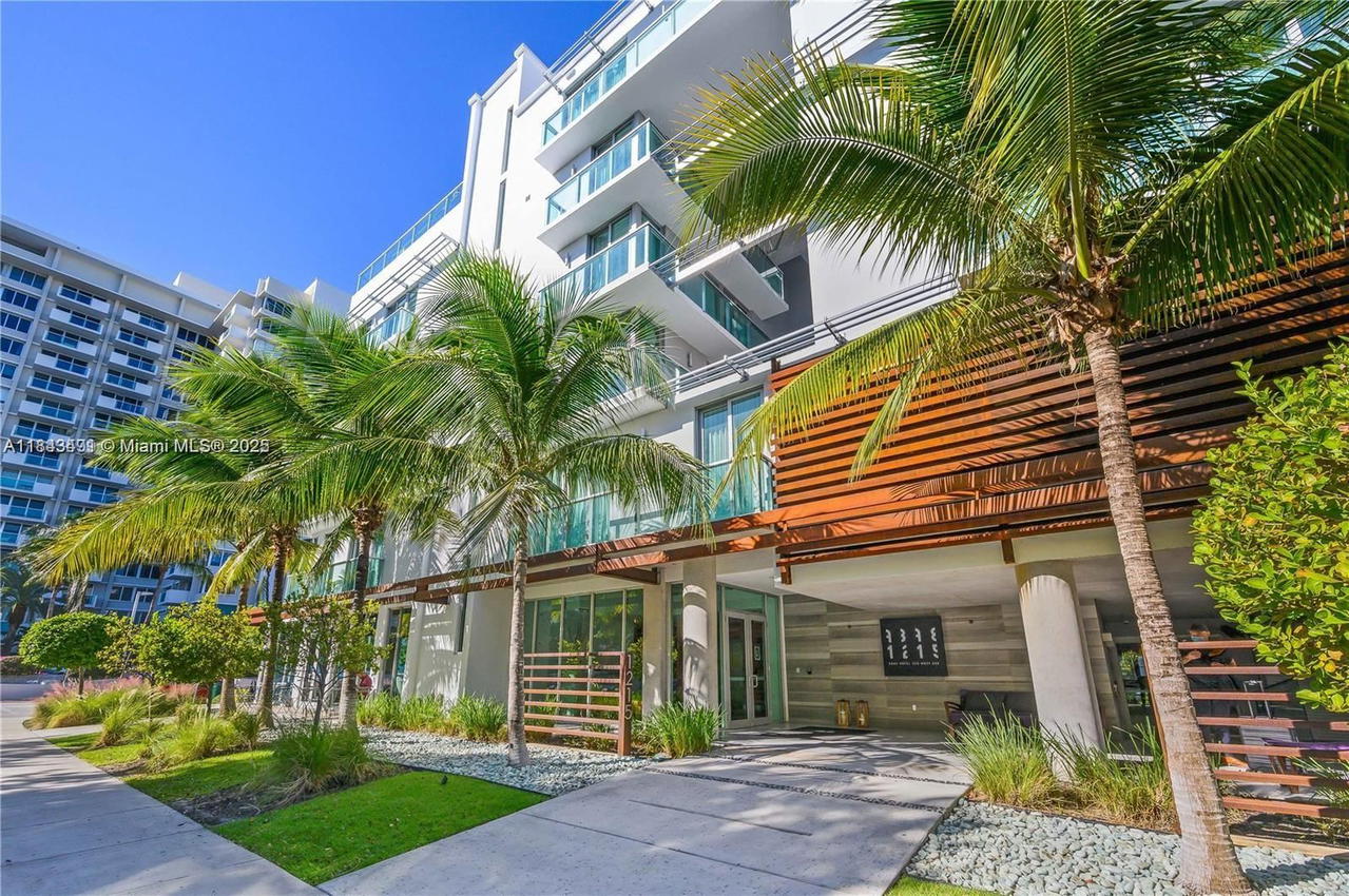 Real estate property located at 1215 West Ave #303, Miami-dade, Bay View Sub, Miami Beach, FL
