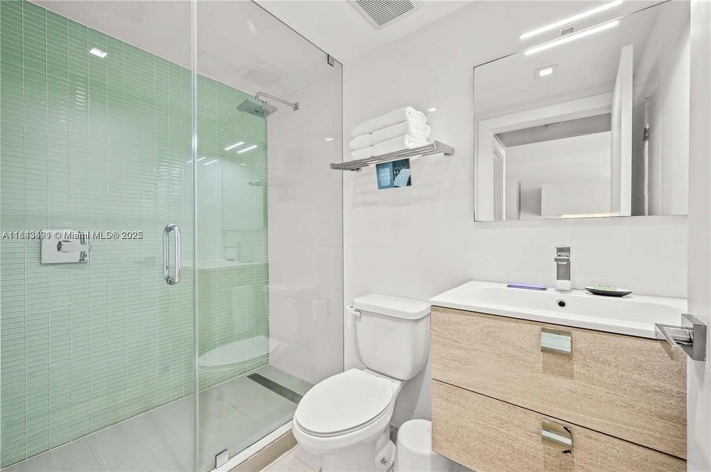 Real estate property located at 1215 West Ave #303, Miami-dade, Bay View Sub, Miami Beach, FL