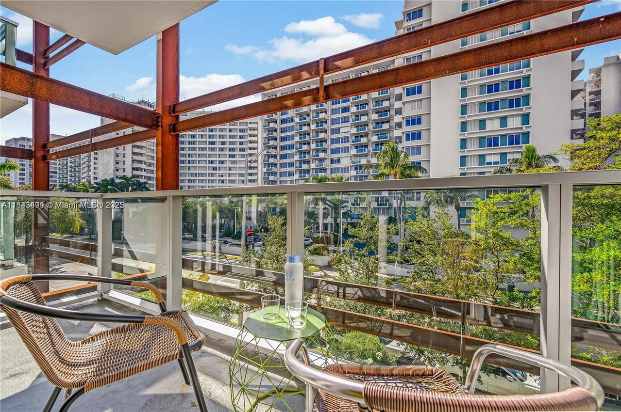 Real estate property located at 1215 West Ave #303, Miami-dade, Bay View Sub, Miami Beach, FL