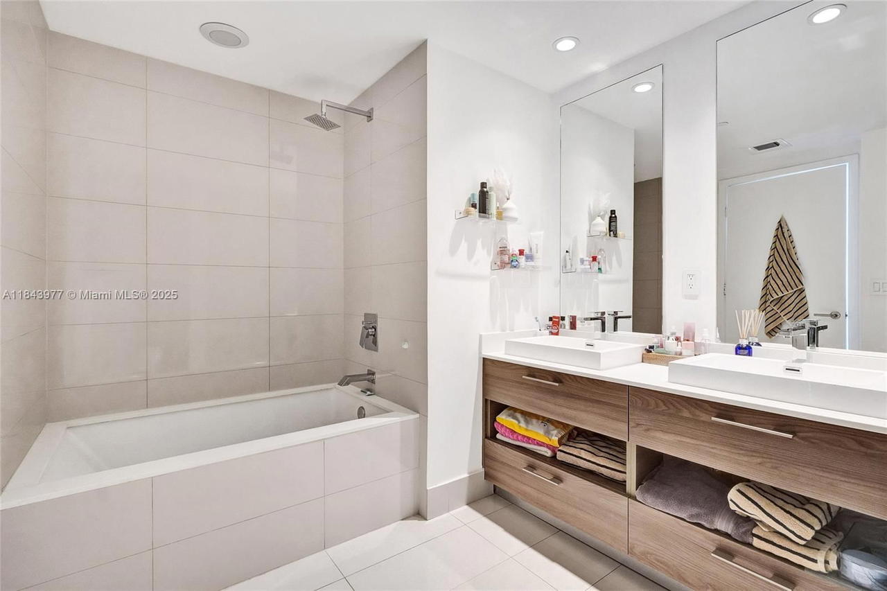 Real estate property located at 1300 Miami Ave #2503, Miami-dade, 1300 S Miami Avenue Condo, Miami, FL