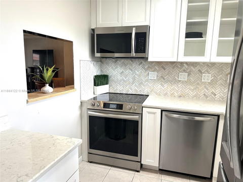 Real estate property located at 9400 Sunrise Lakes Blvd #305, Broward, Sunrise Lakes 117 Condo, Sunrise, FL