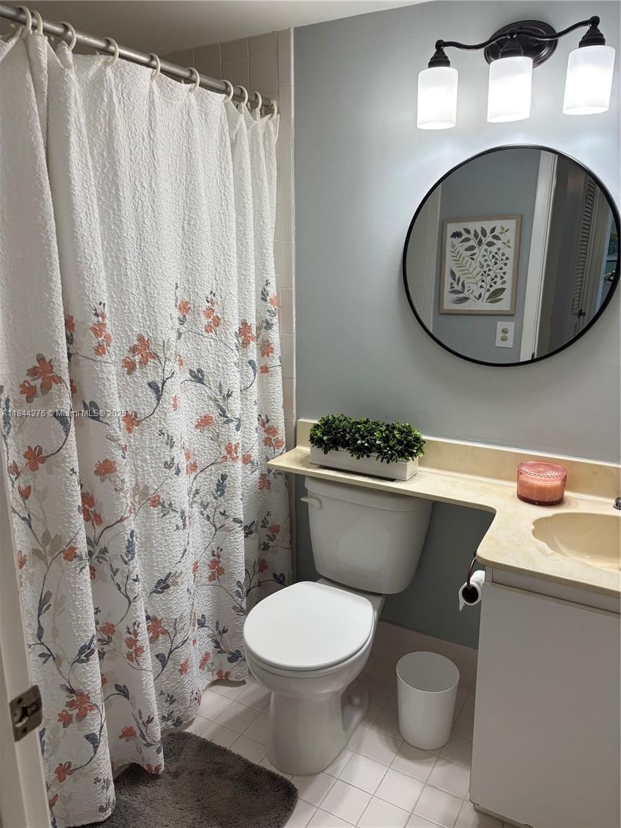 Real estate property located at 4940 Sabal Palm Blvd #205, Broward, Lakes Of Carriage Hills, Tamarac, FL