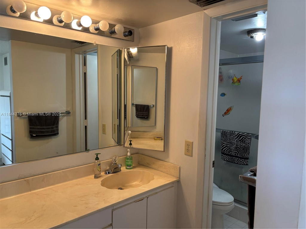 Real estate property located at 4940 Sabal Palm Blvd #205, Broward, Lakes Of Carriage Hills, Tamarac, FL