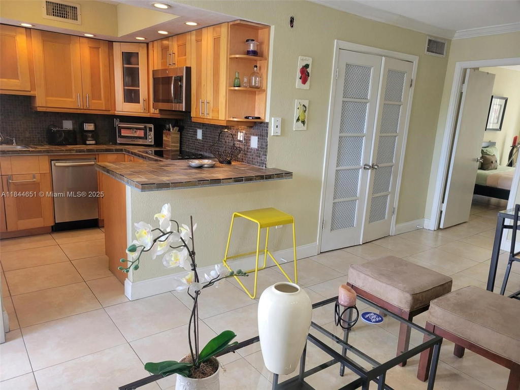 Real estate property located at 910 Michigan Ave #304, Miami-dade, Michigan West Condominium, Miami Beach, FL