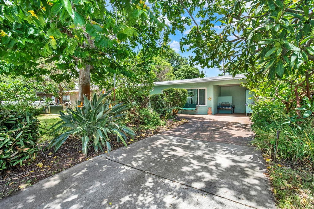 Real estate property located at 2421 10th Ave, Broward, Cresthaven No 6, Pompano Beach, FL
