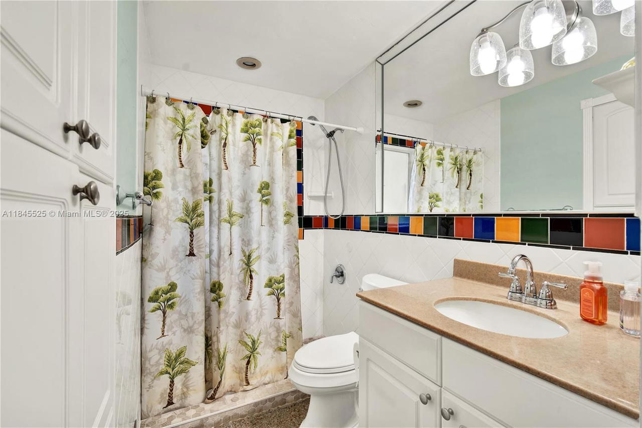Real estate property located at 2421 10th Ave, Broward, Cresthaven No 6, Pompano Beach, FL