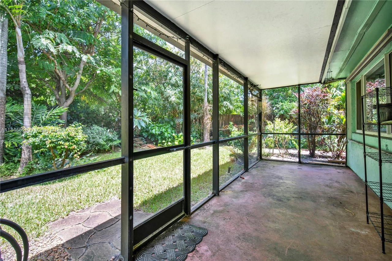 Real estate property located at 2421 10th Ave, Broward, Cresthaven No 6, Pompano Beach, FL