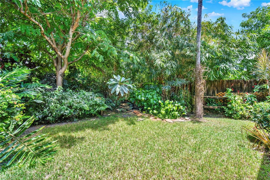 Real estate property located at 2421 10th Ave, Broward, Cresthaven No 6, Pompano Beach, FL