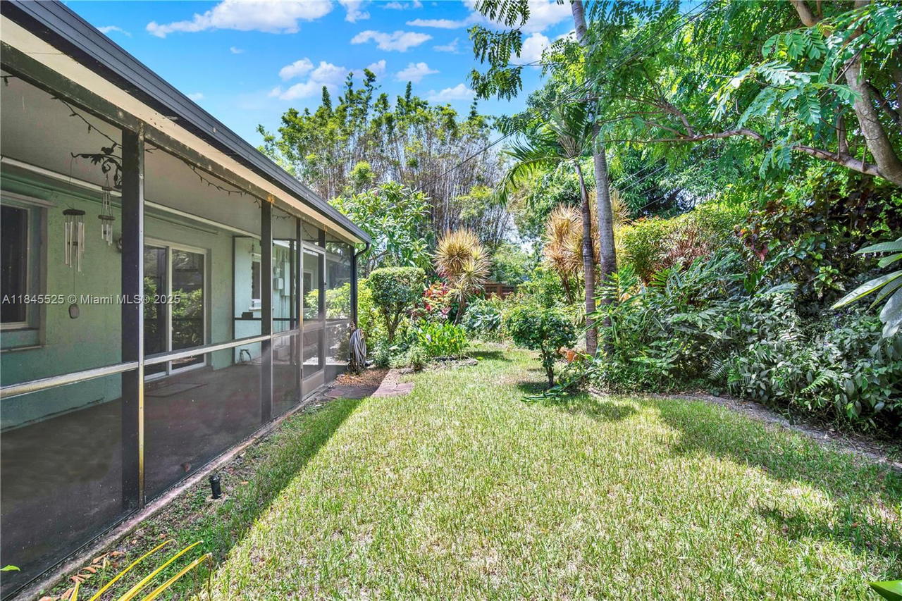 Real estate property located at 2421 10th Ave, Broward, Cresthaven No 6, Pompano Beach, FL