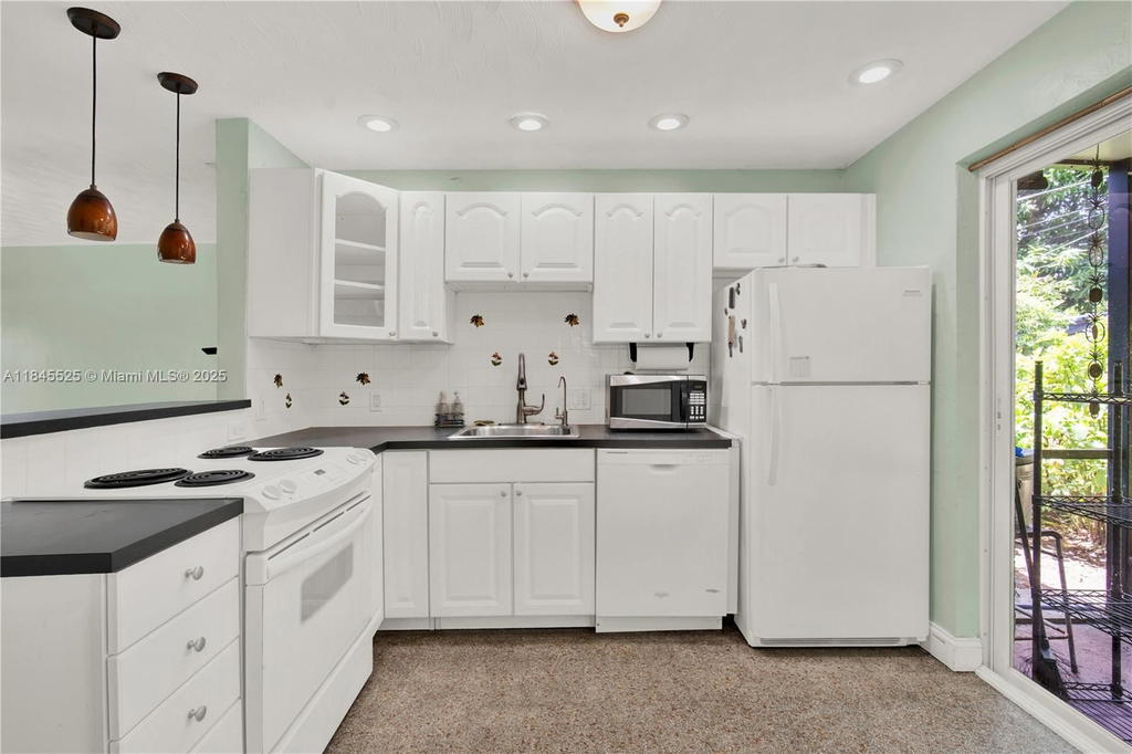 Real estate property located at 2421 10th Ave, Broward, Cresthaven No 6, Pompano Beach, FL