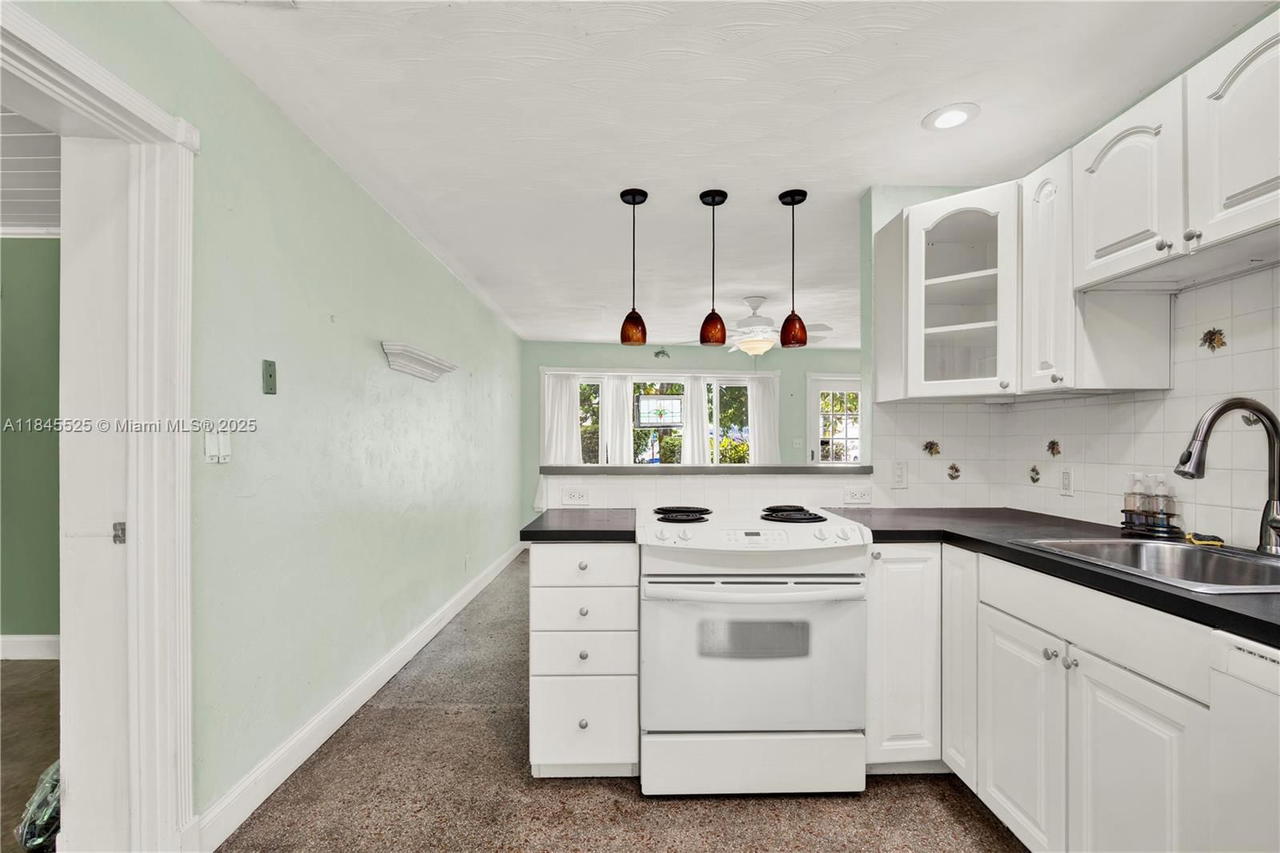 Real estate property located at 2421 10th Ave, Broward, Cresthaven No 6, Pompano Beach, FL