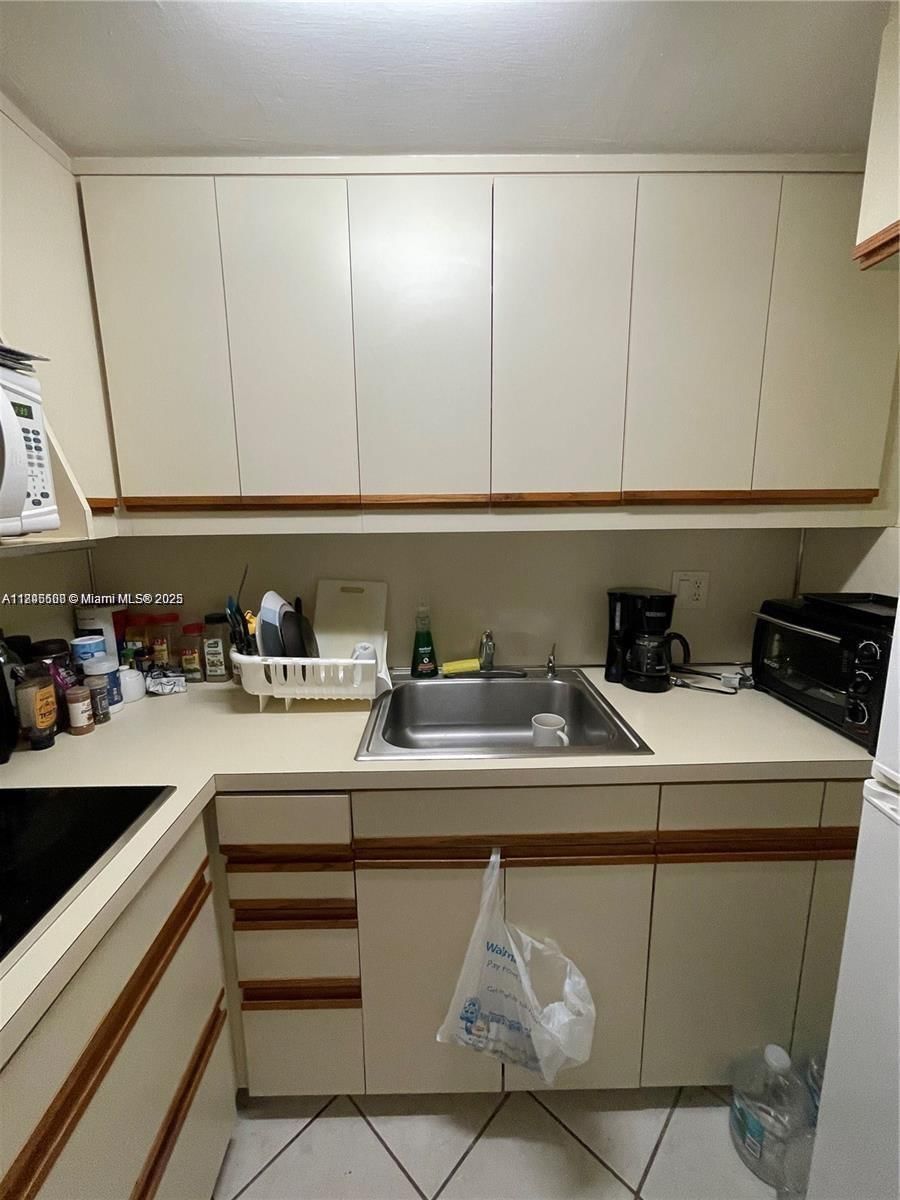 Real estate property located at 2420 Diana Dr #203, Broward, Bay Place Condo, Hallandale Beach, FL