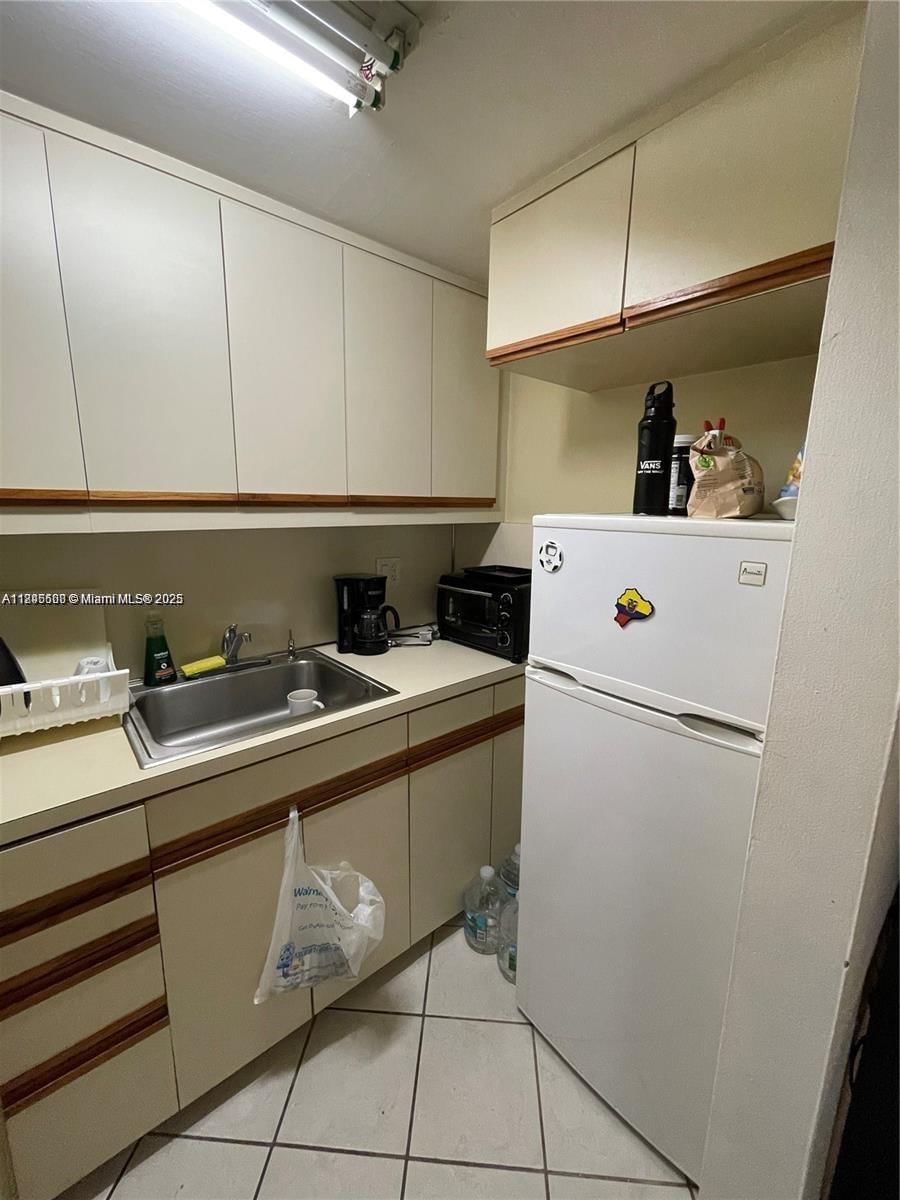 Real estate property located at 2420 Diana Dr #203, Broward, Bay Place Condo, Hallandale Beach, FL