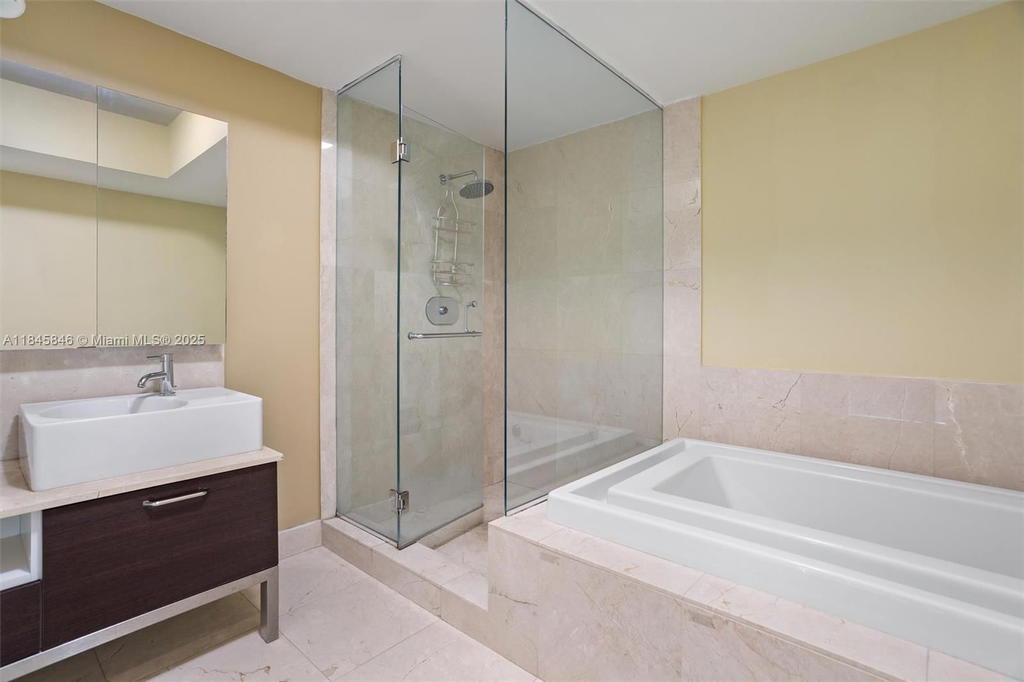 Real estate property located at 218 14th St #1904, Miami-dade, The Emerald At Brickell C, Miami, FL