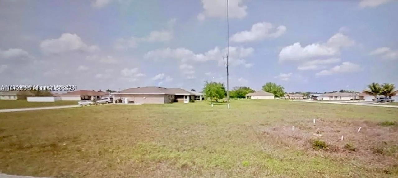 Real estate property located at 2117 9th PL, Lee, Cape Coral Unit 32, Cape Coral, FL