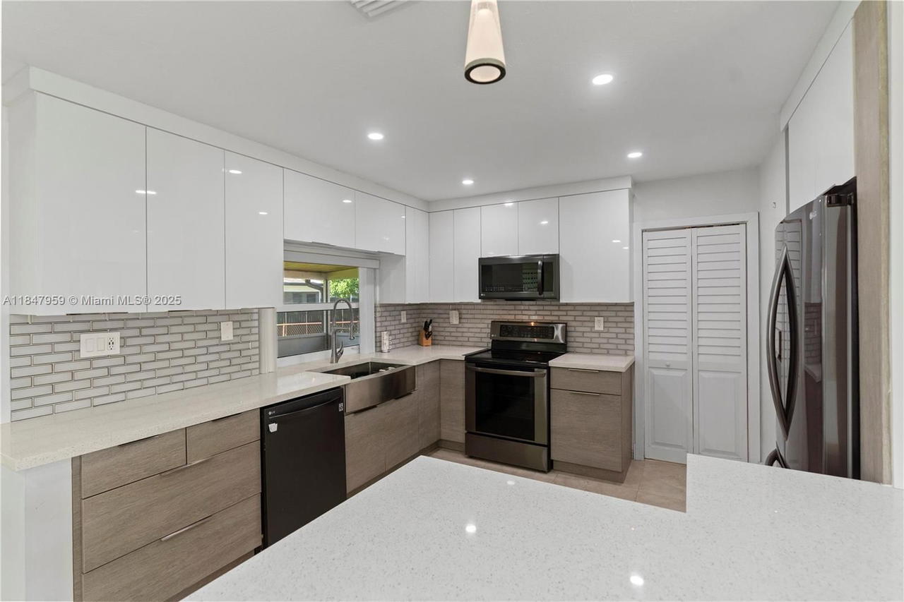 Real estate property located at 8560 16th St, Broward, Boulevard Heights Section, Pembroke Pines, FL