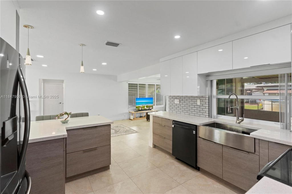 Real estate property located at 8560 16th St, Broward, Boulevard Heights Section, Pembroke Pines, FL