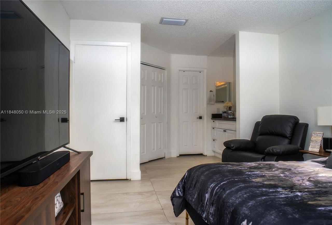 Real estate property located at 14610 Ashland Pl, Broward, Shenandoah Section Four, Davie, FL