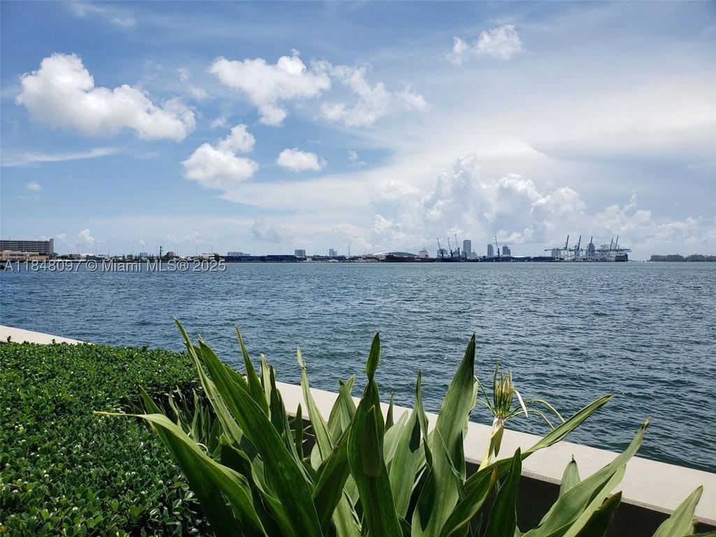 Real estate property located at 540 Brickell Key Dr #1524, Miami-dade, Brickell Key Ii Condo, Miami, FL