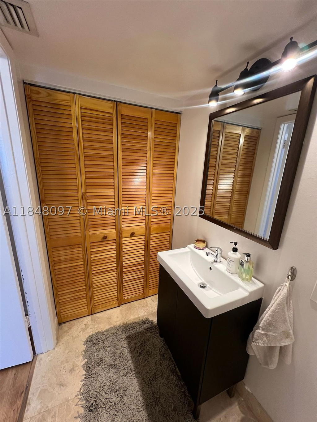 Real estate property located at 540 Brickell Key Dr #1524, Miami-dade, Brickell Key Ii Condo, Miami, FL