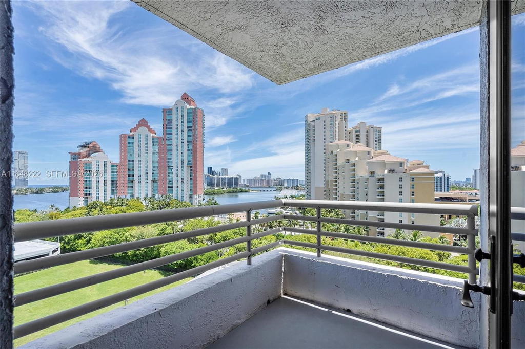 Real estate property located at 3300 191st St #1213, Miami-dade, Parc Central Aventura Sou, Aventura, FL
