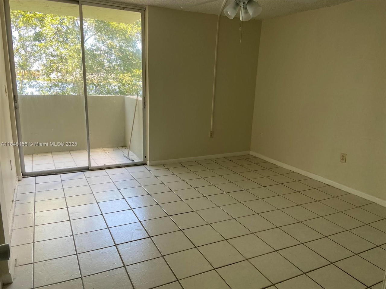 Real estate property located at 10090 80th Ct #1330, Miami-dade, Samari Lake East Condo, Hialeah Gardens, FL