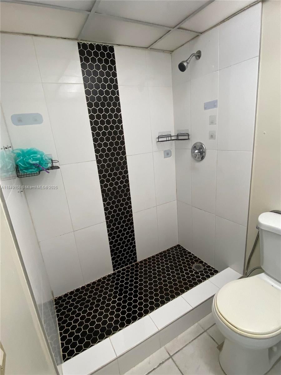 Real estate property located at 10090 80th Ct #1330, Miami-dade, Samari Lake East Condo, Hialeah Gardens, FL