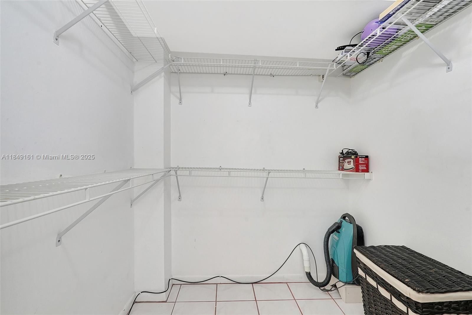 Real estate property located at 2800 47th Ter #404B, Broward, Lauderdale Oaks Condo 4, Lauderdale Lakes, FL