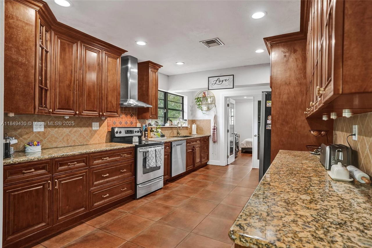 Real estate property located at 821 Oleander Dr, Broward, Plantation Gardens 3rd Se, Plantation, FL