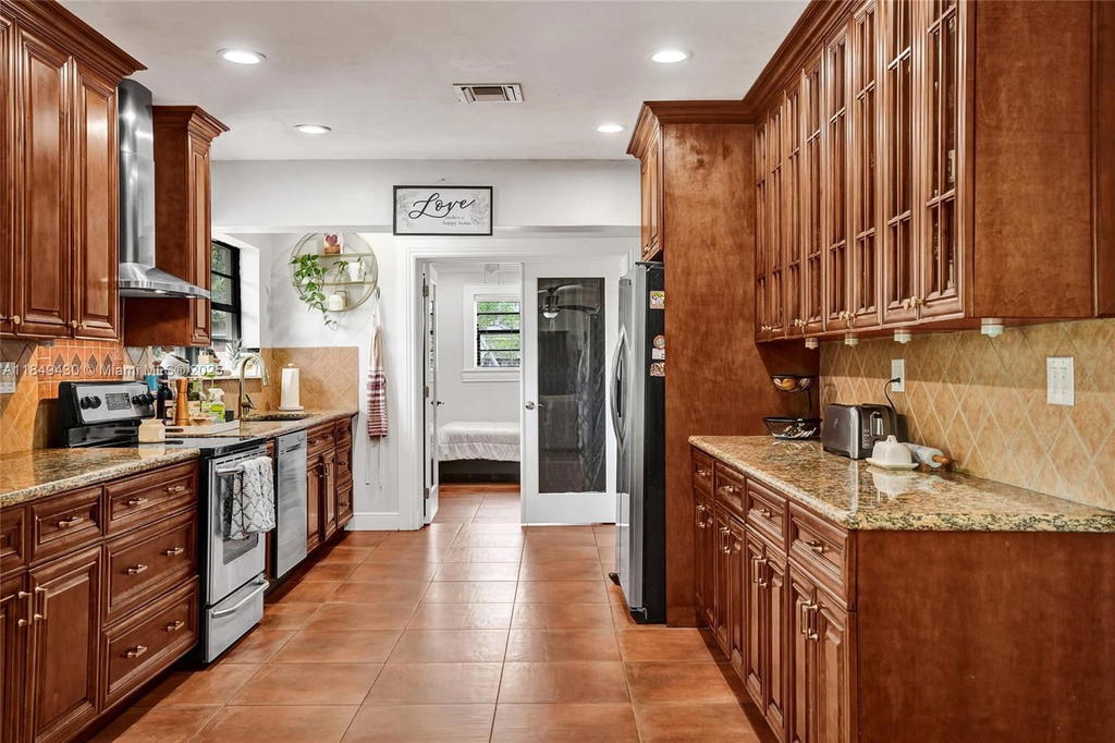 Real estate property located at 821 Oleander Dr, Broward, Plantation Gardens 3rd Se, Plantation, FL