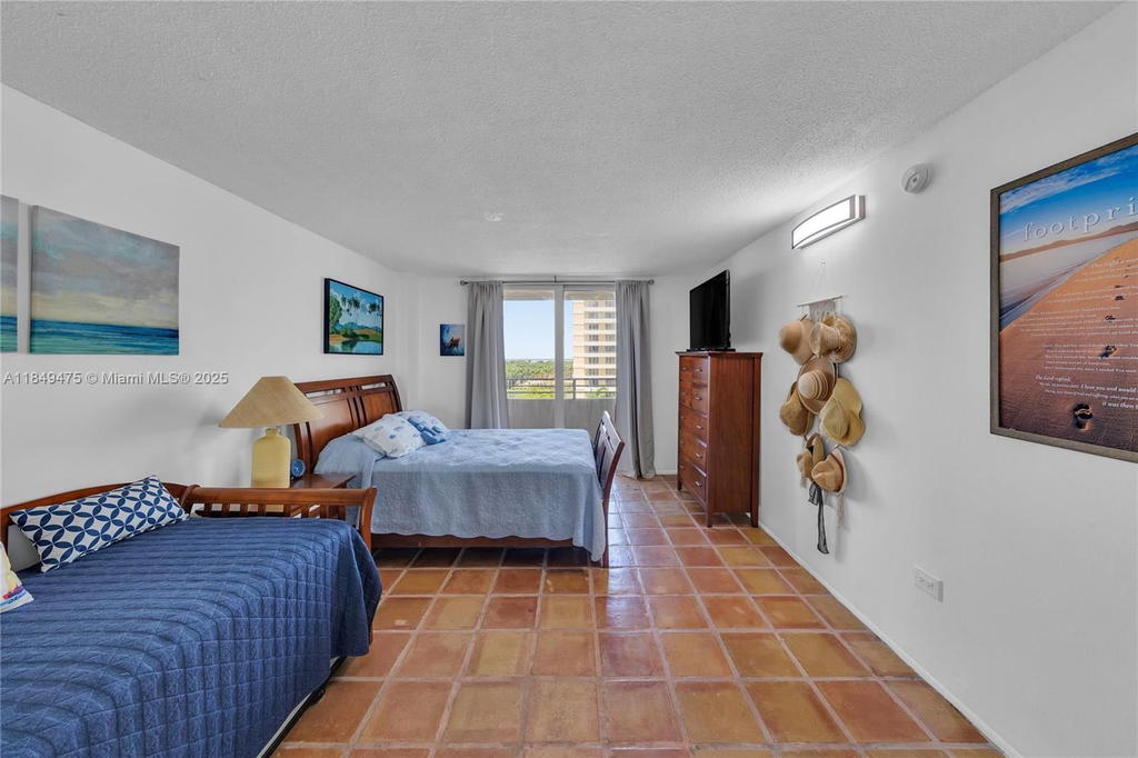 Real estate property located at 5555 Collins Ave #8U, Miami-dade, Oceanside Plaza Condo, Miami Beach, FL