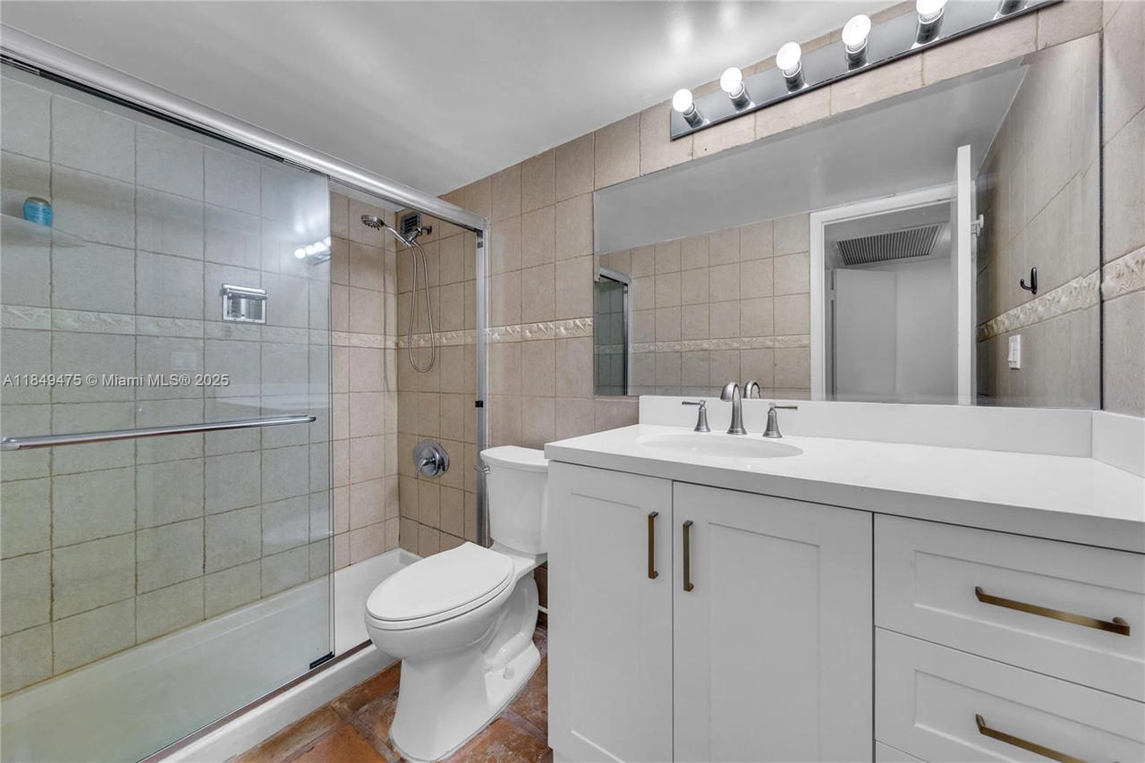 Real estate property located at 5555 Collins Ave #8U, Miami-dade, Oceanside Plaza Condo, Miami Beach, FL