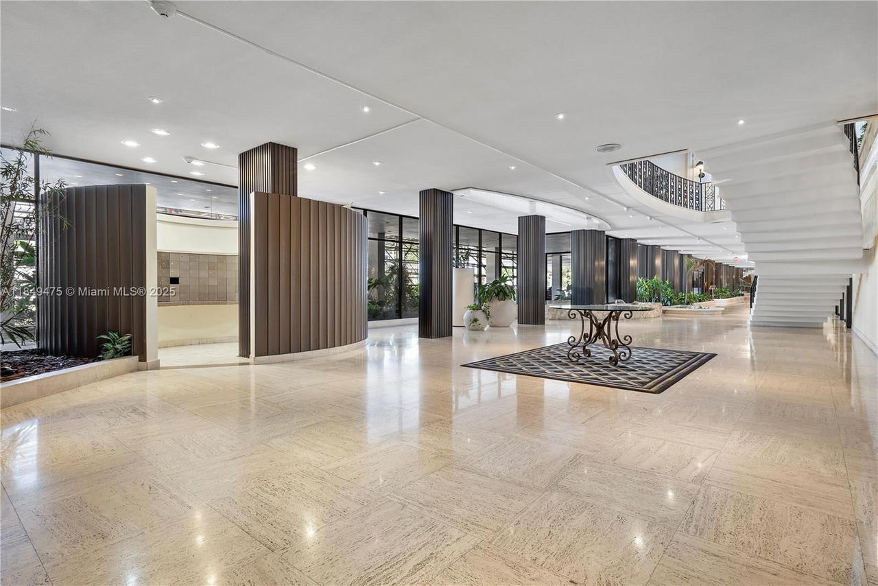 Real estate property located at 5555 Collins Ave #8U, Miami-dade, Oceanside Plaza Condo, Miami Beach, FL