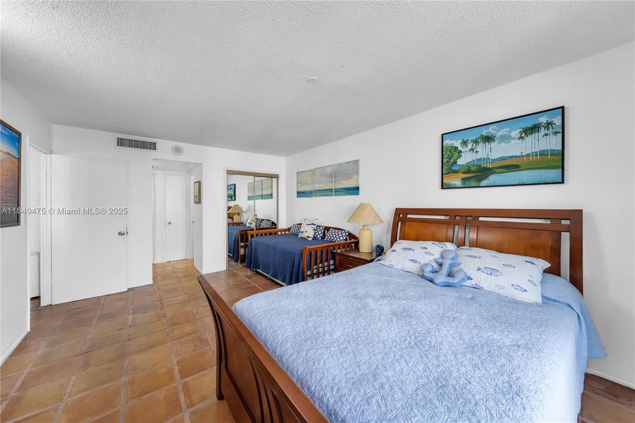 Real estate property located at 5555 Collins Ave #8U, Miami-dade, Oceanside Plaza Condo, Miami Beach, FL