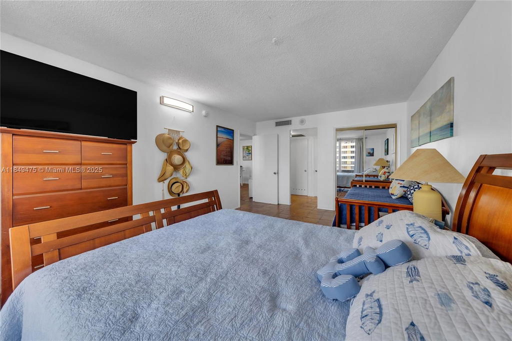 Real estate property located at 5555 Collins Ave #8U, Miami-dade, Oceanside Plaza Condo, Miami Beach, FL