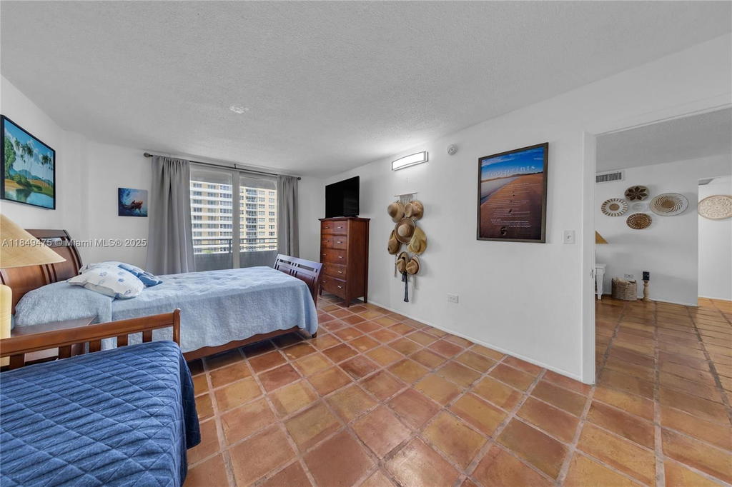 Real estate property located at 5555 Collins Ave #8U, Miami-dade, Oceanside Plaza Condo, Miami Beach, FL