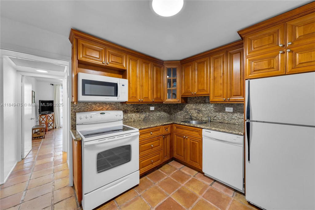 Real estate property located at 5555 Collins Ave #8U, Miami-dade, Oceanside Plaza Condo, Miami Beach, FL
