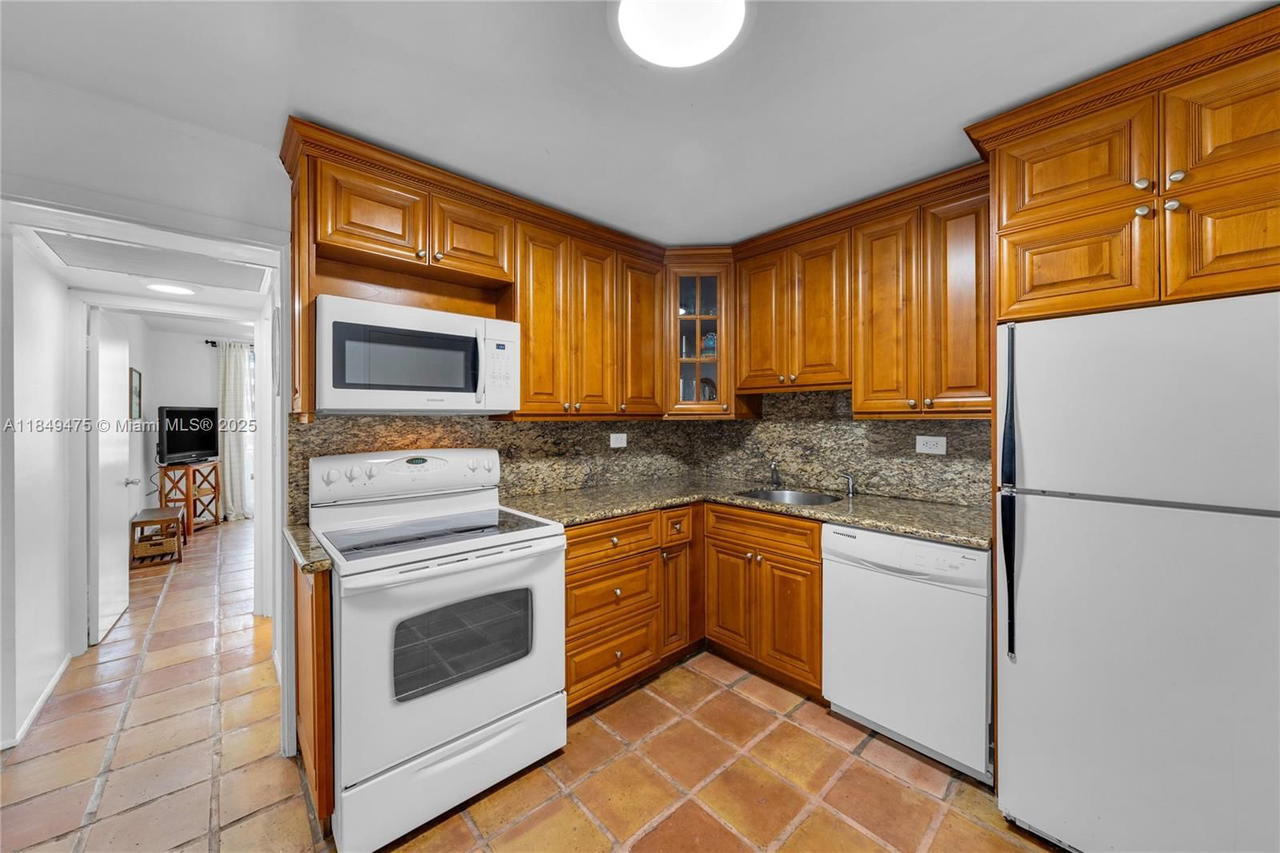 Real estate property located at 5555 Collins Ave #8U, Miami-dade, Oceanside Plaza Condo, Miami Beach, FL