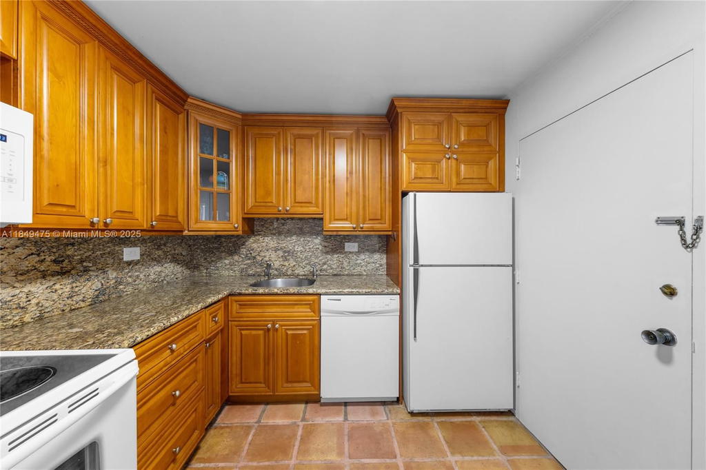 Real estate property located at 5555 Collins Ave #8U, Miami-dade, Oceanside Plaza Condo, Miami Beach, FL