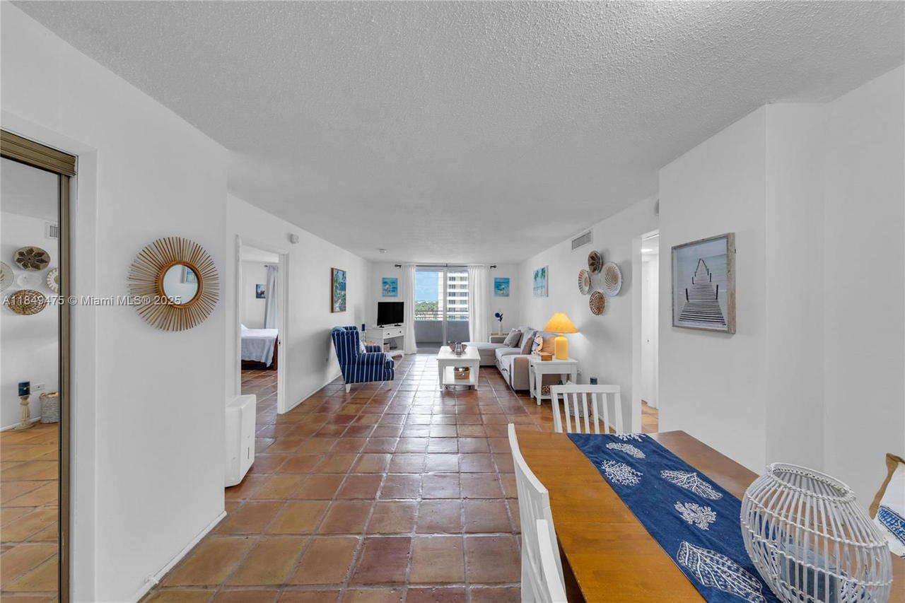 Real estate property located at 5555 Collins Ave #8U, Miami-dade, Oceanside Plaza Condo, Miami Beach, FL
