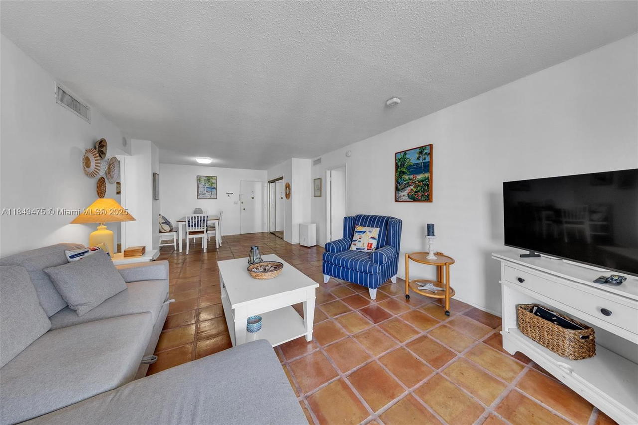 Real estate property located at 5555 Collins Ave #8U, Miami-dade, Oceanside Plaza Condo, Miami Beach, FL
