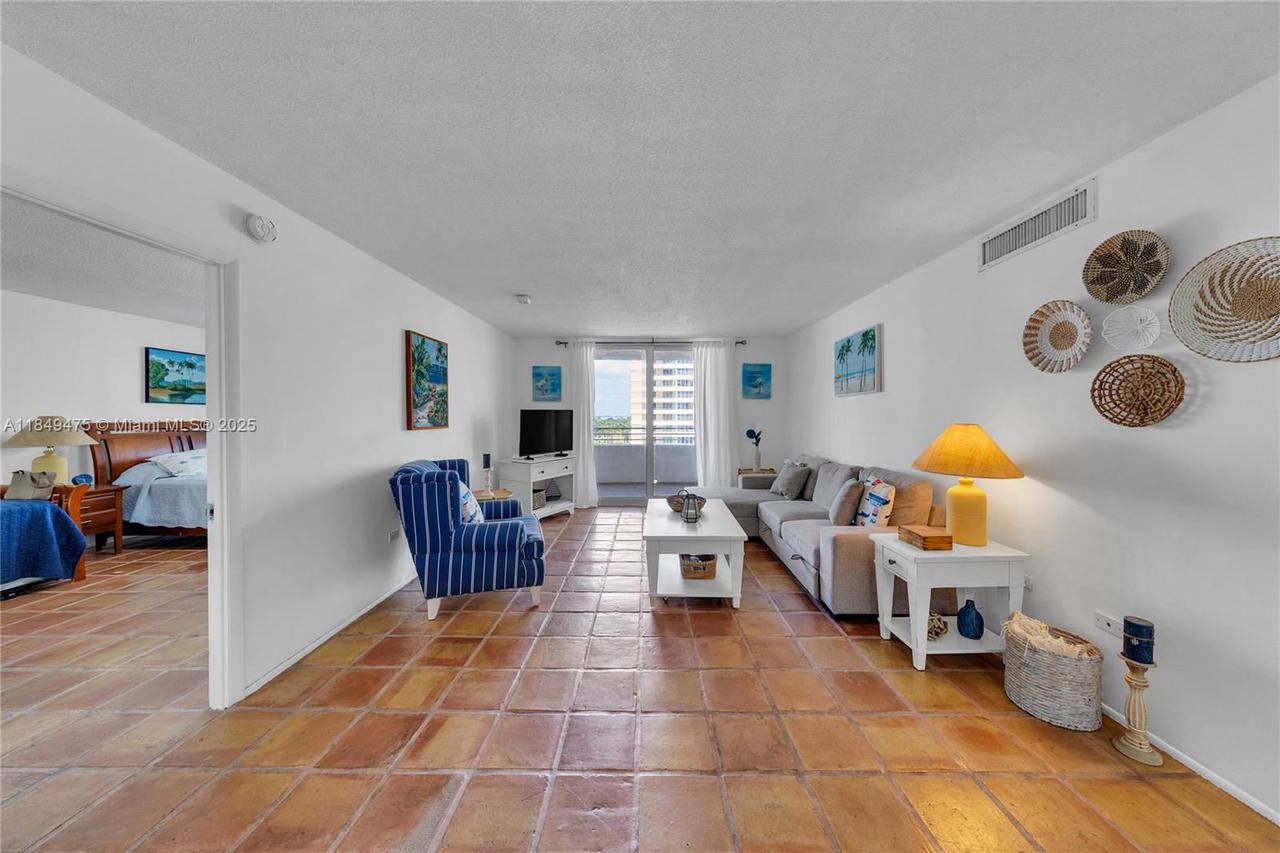 Real estate property located at 5555 Collins Ave #8U, Miami-dade, Oceanside Plaza Condo, Miami Beach, FL