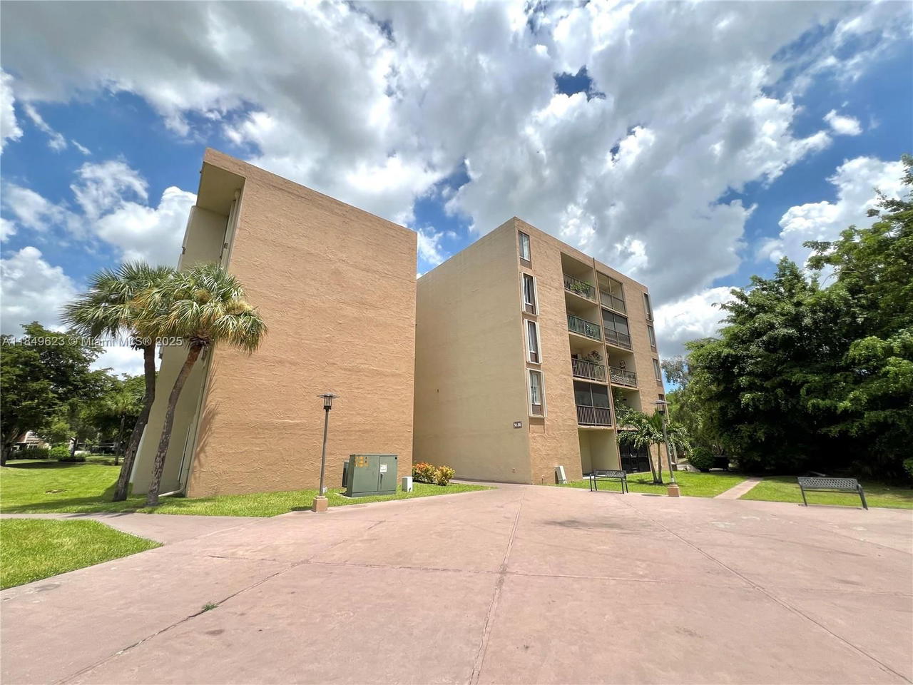 Real estate property located at 9120 Fontainebleau Blvd #404, Miami-dade, Parkside No 1 Condo, Miami, FL