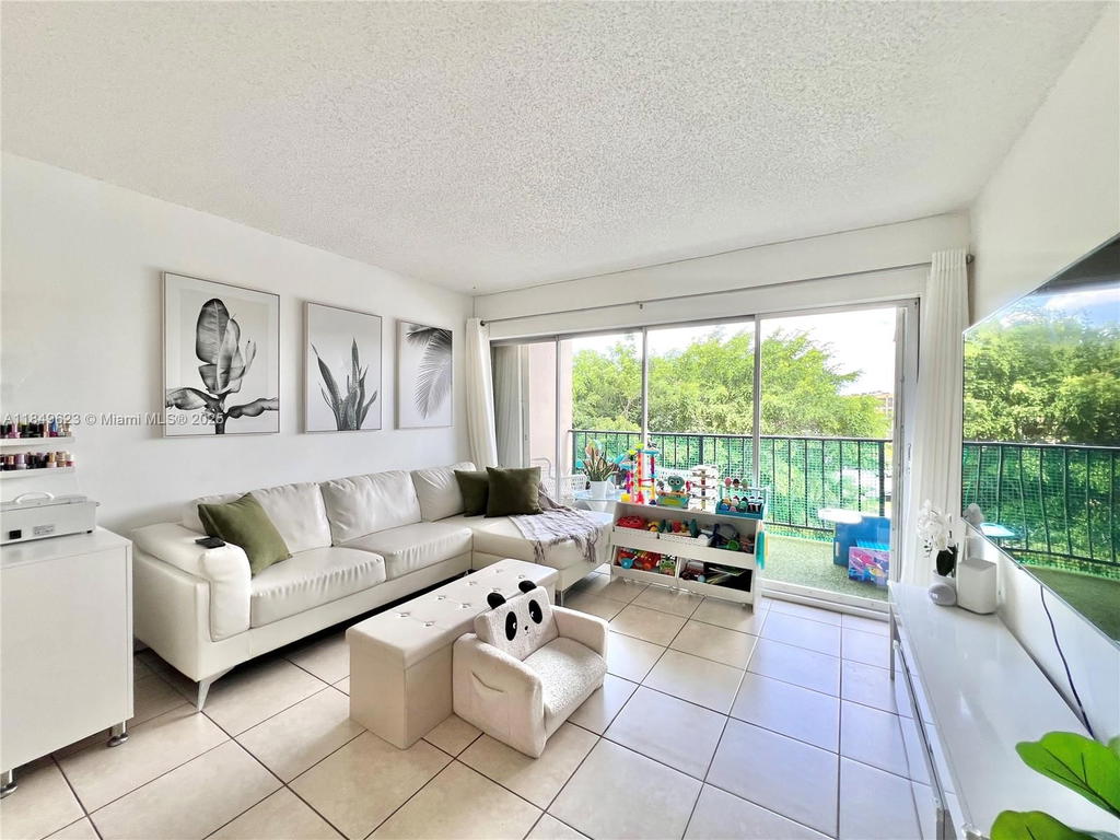 Real estate property located at 9120 Fontainebleau Blvd #404, Miami-dade, Parkside No 1 Condo, Miami, FL