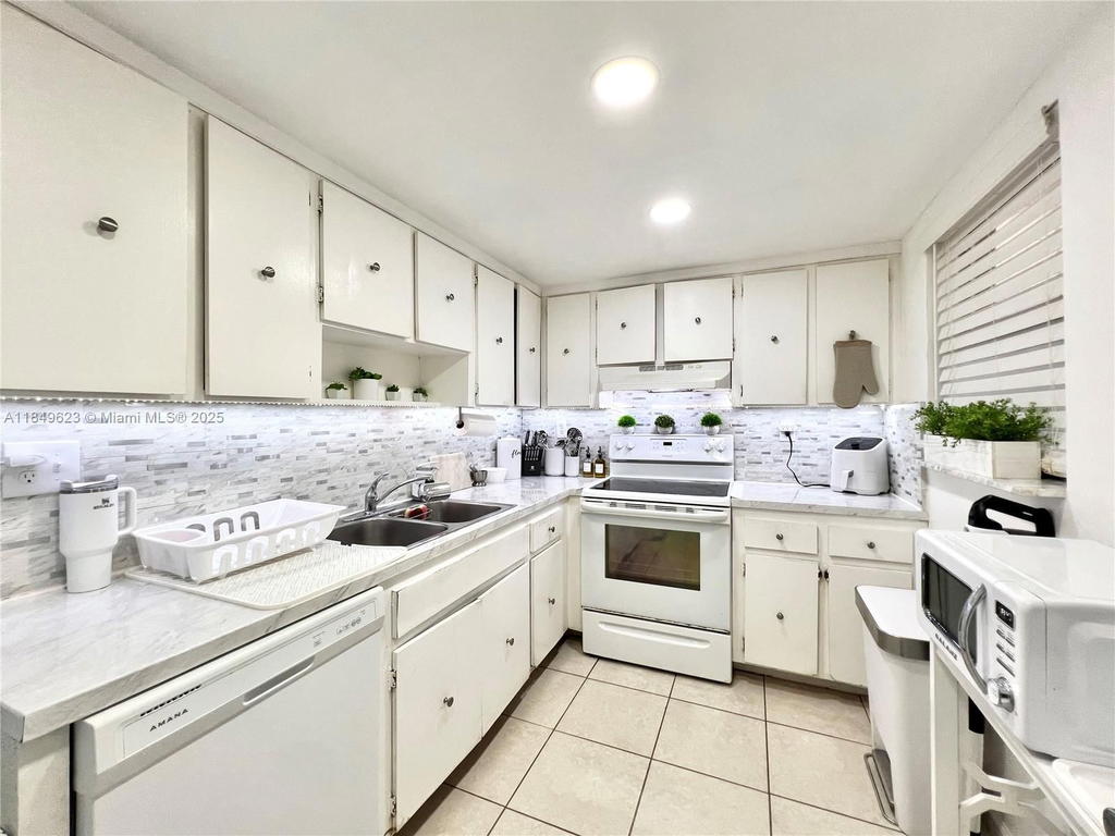Real estate property located at 9120 Fontainebleau Blvd #404, Miami-dade, Parkside No 1 Condo, Miami, FL