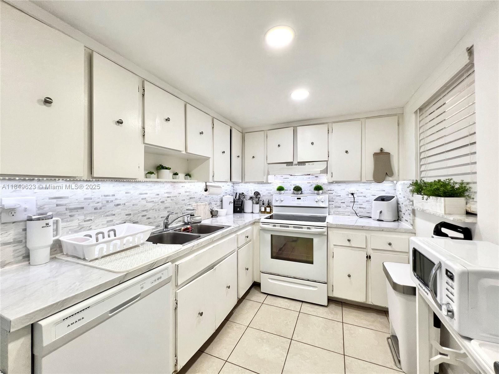 Real estate property located at 9120 Fontainebleau Blvd #404, Miami-dade, Parkside No 1 Condo, Miami, FL
