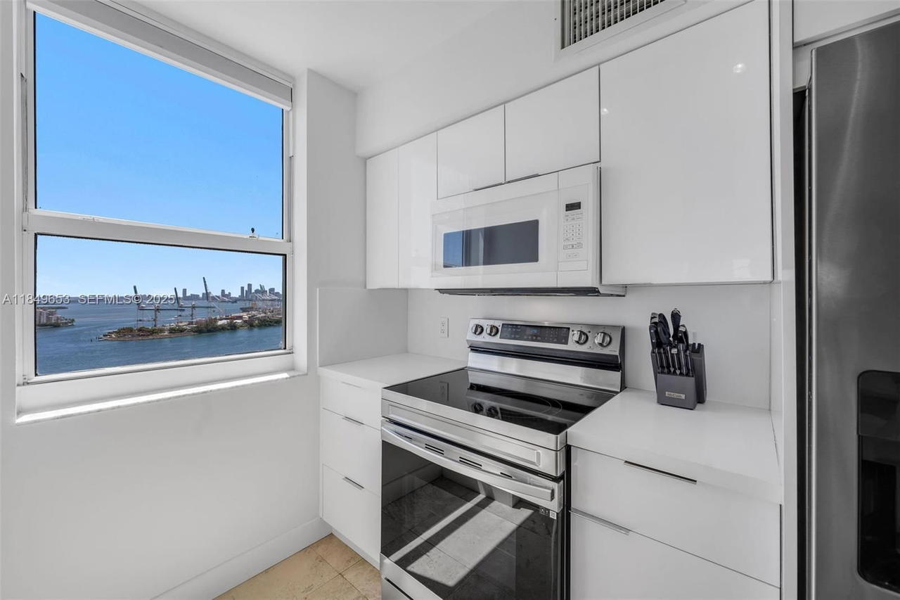 Real estate property located at 90 Alton Rd #2702, Miami-dade, Yacht Club At Portofino C, Miami Beach, FL