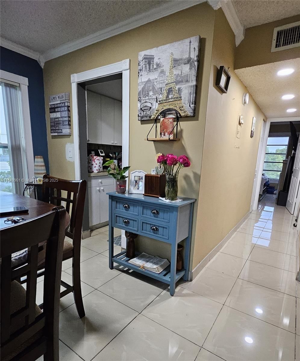Real estate property located at 2138 6 St #403, Miami-dade, El Paraiso Condo, Miami, FL