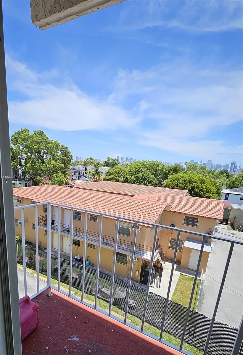 Real estate property located at 2138 6 St #403, Miami-dade, El Paraiso Condo, Miami, FL