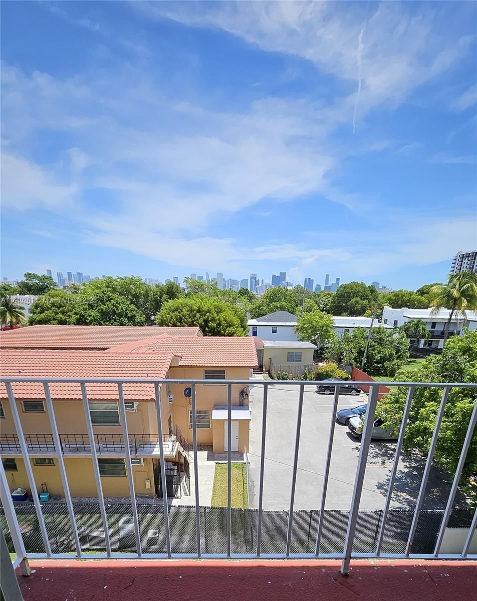 Real estate property located at 2138 6 St #403, Miami-dade, El Paraiso Condo, Miami, FL